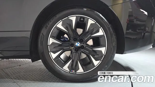 BMW iX — Фото автомобиля 6
