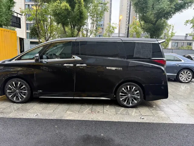 Toyota Alphard — Фото автомобиля 4
