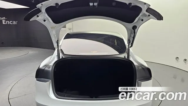 Tesla Model 3 — Фото автомобиля 26