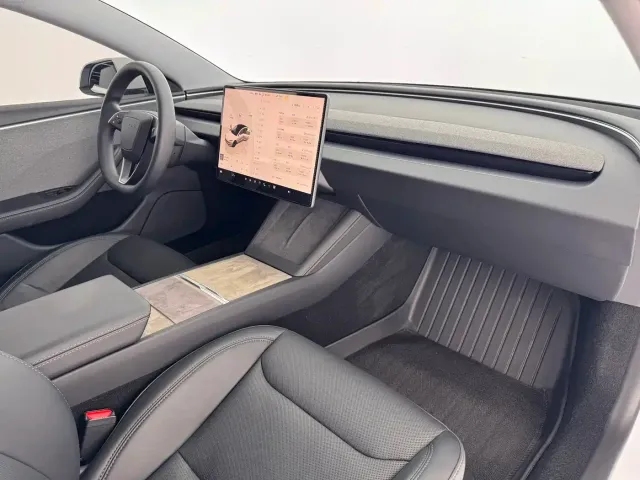 Tesla Model 3 — Фото автомобиля 6