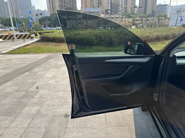 Tesla Model Y — Фото автомобиля 18