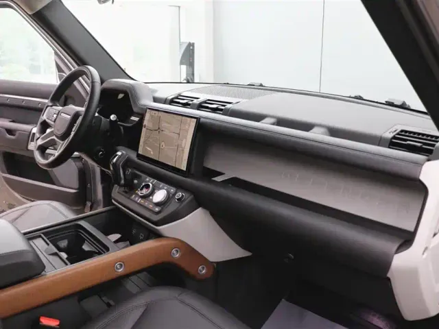 Land Rover Defender — Фото автомобиля 23