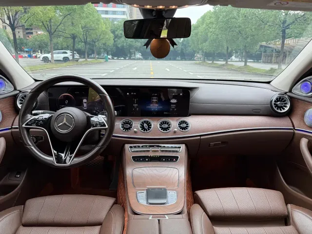 Mercedes-Benz E-Class — Фото автомобиля 12