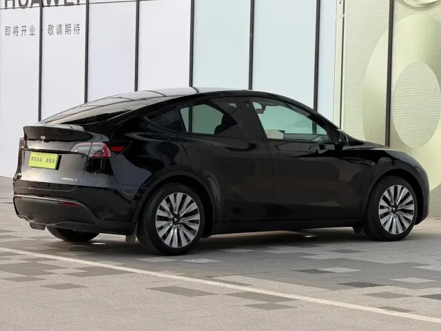 Tesla Model Y 2023 Rear-Wheel Drive Edition — Фото автомобиля 4