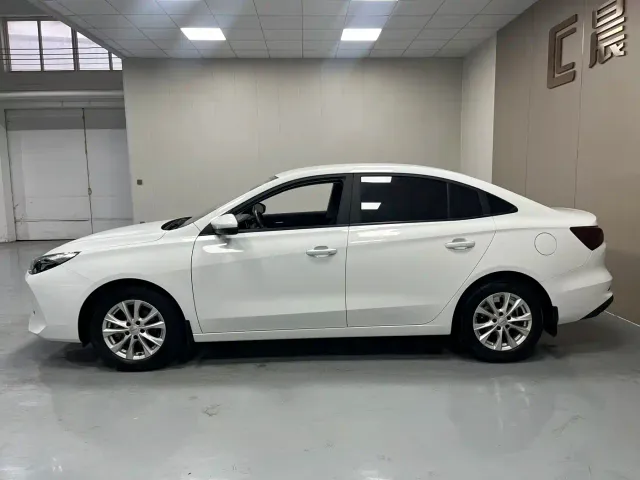 Roewe i5 — Фото автомобиля 15