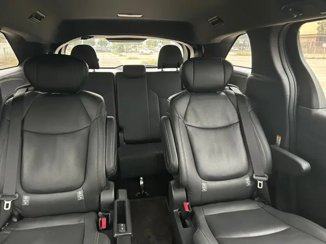 Toyota Sienna — Фото автомобиля 11