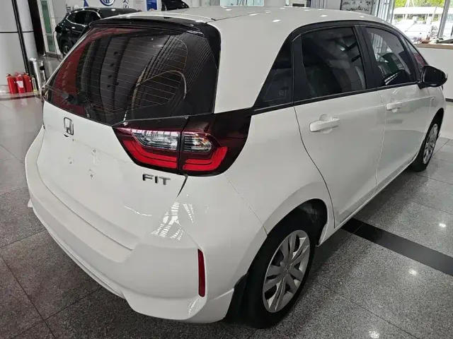 Honda Fit — Фото автомобиля 3