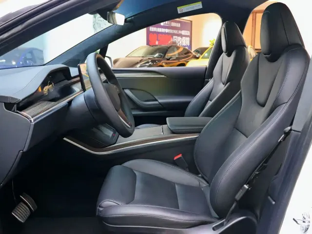 Tesla Model X — Фото автомобиля 6
