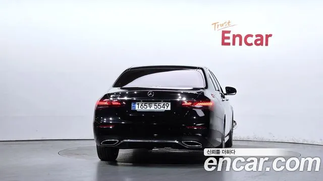 Mercedes-Benz E-Class — Фото автомобиля 3