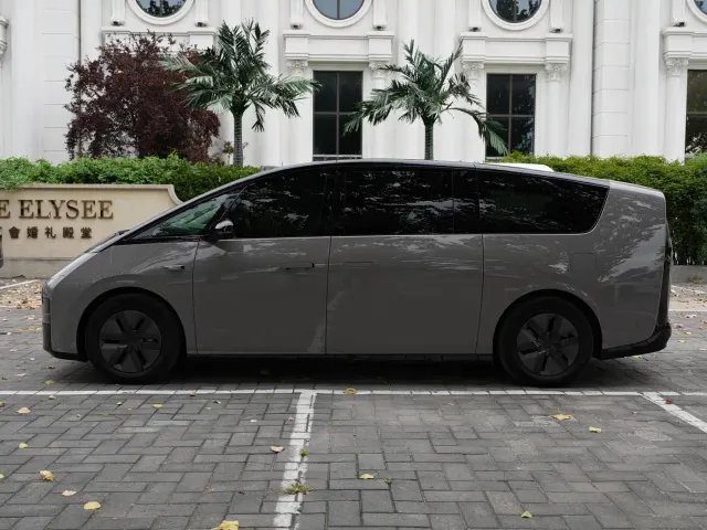 Li Auto MEGA — Фото автомобиля 8