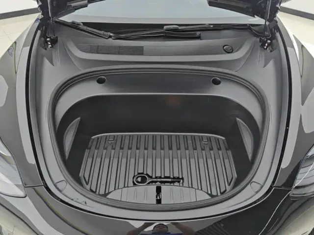 Tesla Model 3 — Фото автомобиля 10