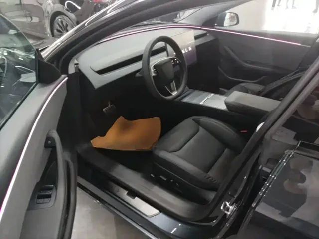 Tesla Model 3 — Фото автомобиля 15