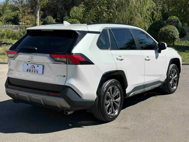 Toyota RAV4 — Фото автомобиля 7