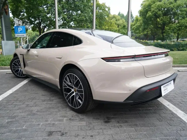 Porsche Taycan — Фото автомобиля 17