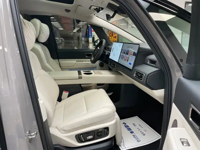 Li Auto MEGA — Фото автомобиля 19