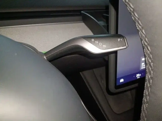 Tesla Model Y — Фото автомобиля 10