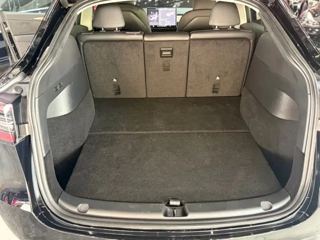 Tesla Model Y — Фото автомобиля 17