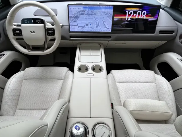 Li Auto i8 — Фото автомобиля 5