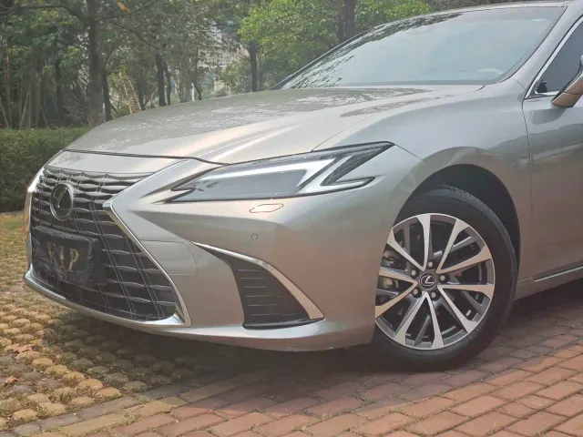 Lexus ES — Фото автомобиля 3