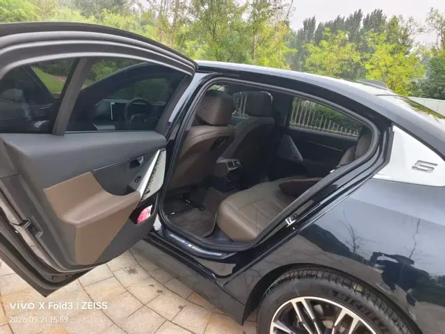 BMW 5 Series — Фото автомобиля 7