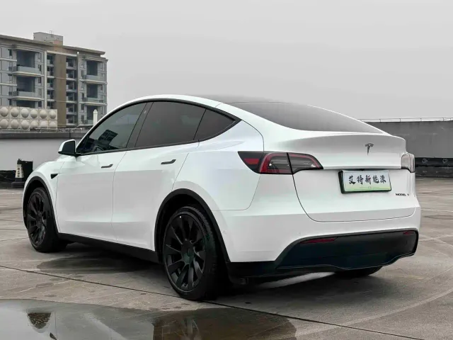 Tesla Model Y — Фото автомобиля 5