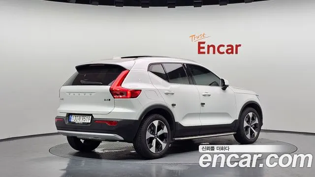 Volvo XC40 — Фото автомобиля 2