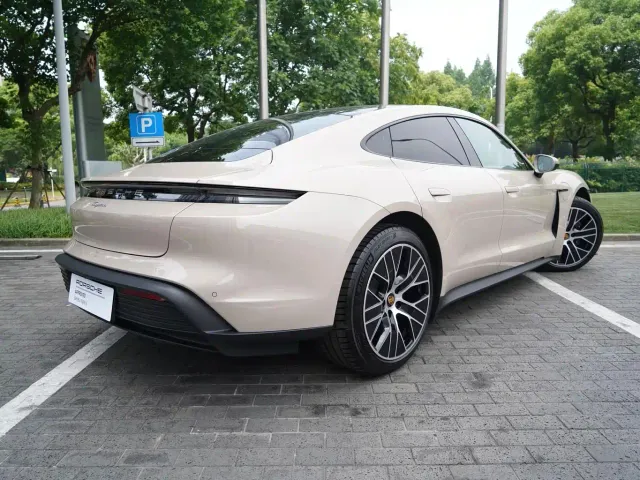 Porsche Taycan — Фото автомобиля 15