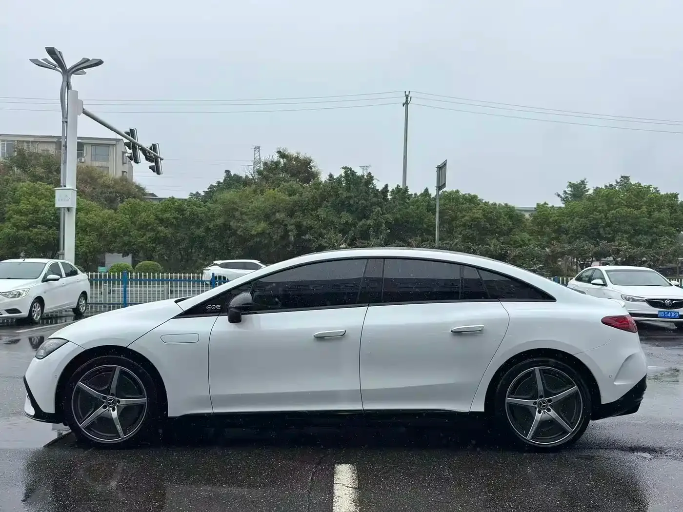 Mercedes-Benz Mercedes-Benz EQE 2022 350 Luxury Edition — Фото автомобиля 3