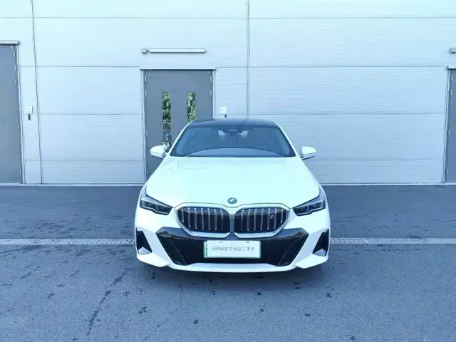 BMW i5 — Фото автомобиля 2