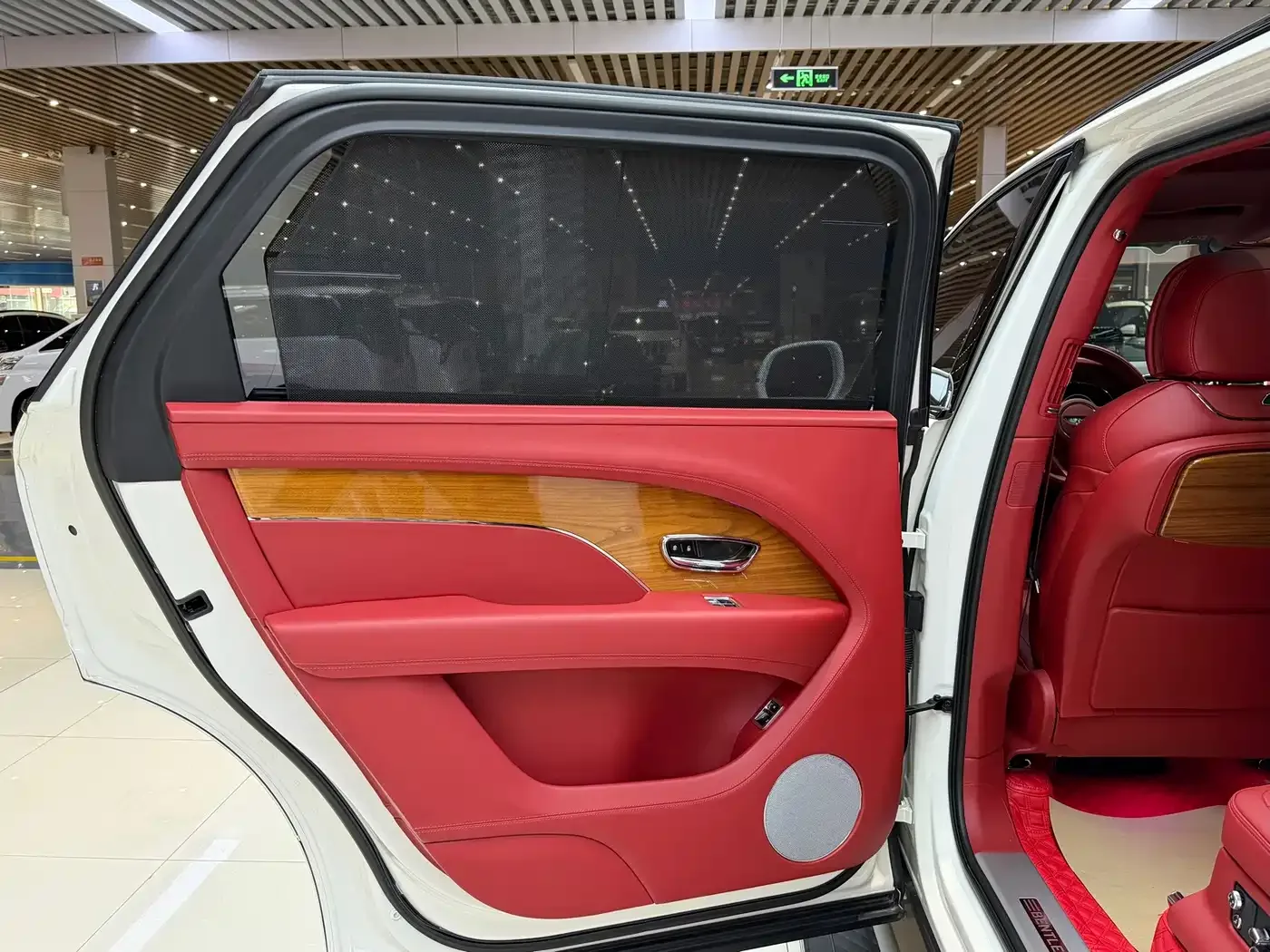 Bentley Bentayga 2024 4.0T V8 Long Wheelbase — Фото автомобиля 8