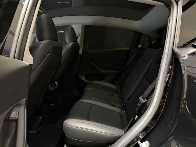 Tesla Model Y — Фото автомобиля 12