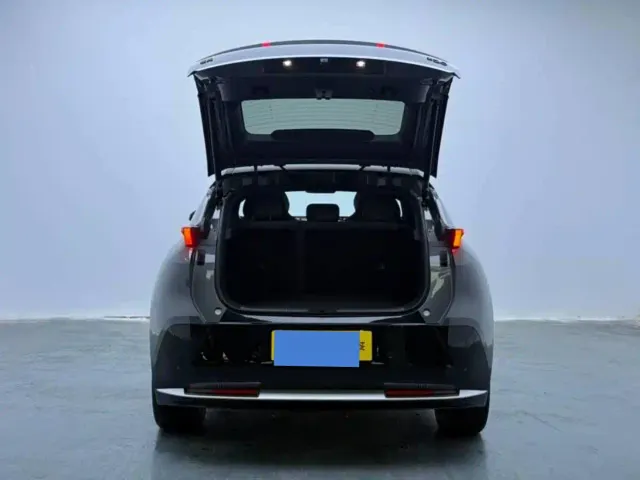Lynk & Co Z20 — Фото автомобиля 11