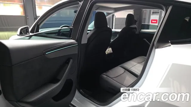Tesla Model Y — Фото автомобиля 16