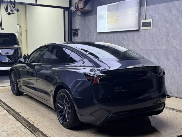 Tesla Model 3 — Фото автомобиля 4