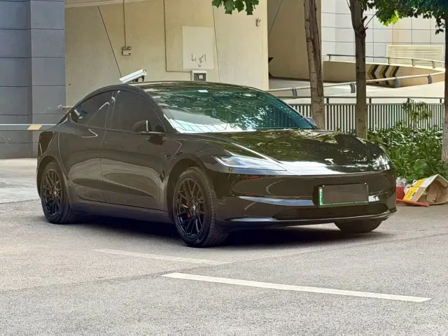 Tesla Model 3 — Фото автомобиля 3