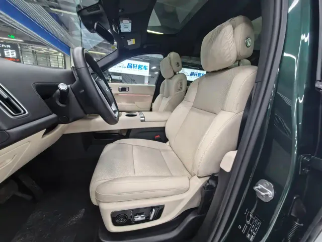 Li Auto L8 — Фото автомобиля 11