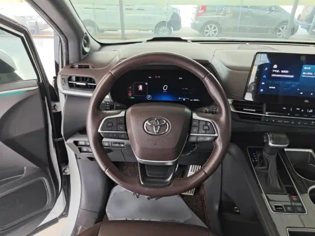 Toyota Sienna — Фото автомобиля 10