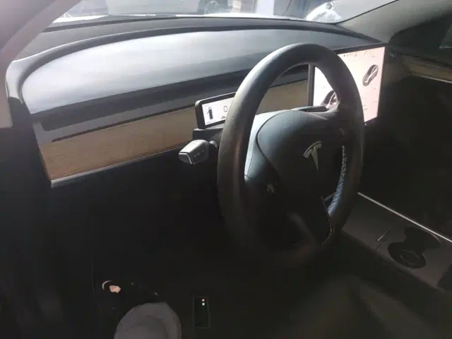 Tesla Model 3 — Фото автомобиля 9