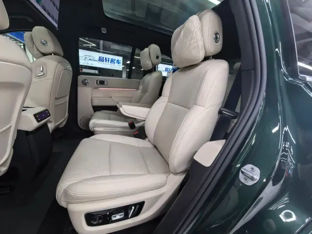 Li Auto L8 — Фото автомобиля 13