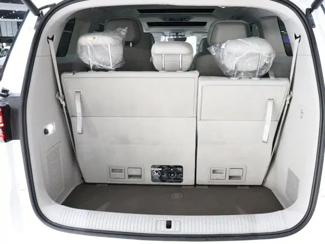Roewe iMAX8 — Фото автомобиля 26