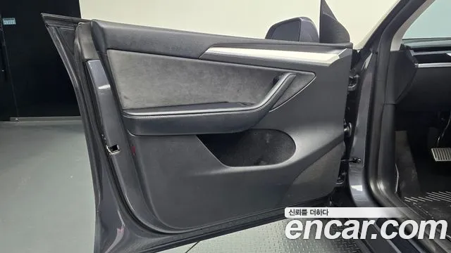 Tesla Model Y — Фото автомобиля 12