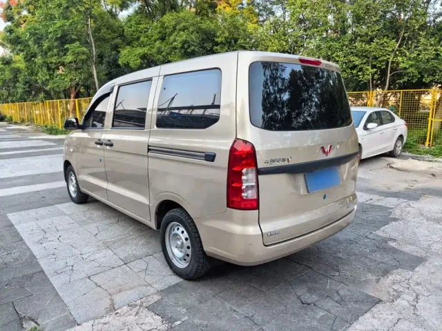 Wuling Hongguang V — Фото автомобиля 8