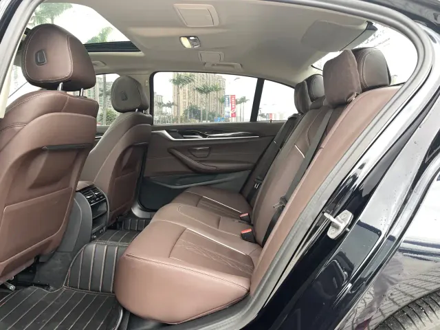 BMW 5 Series — Фото автомобиля 11