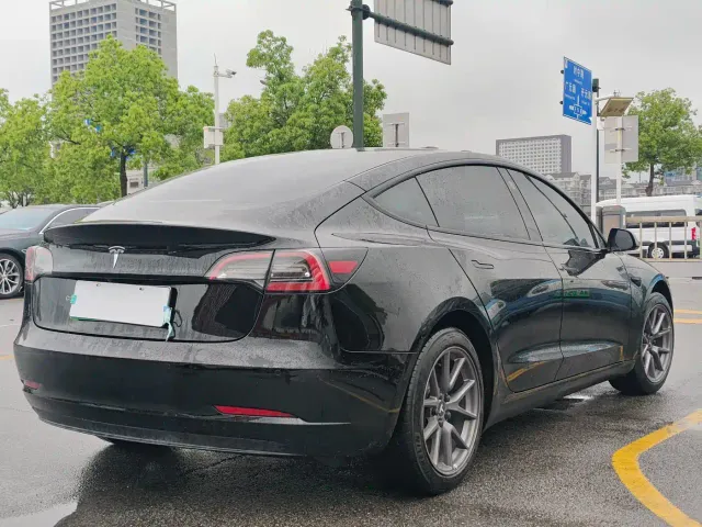 Tesla Model 3 — Фото автомобиля 4
