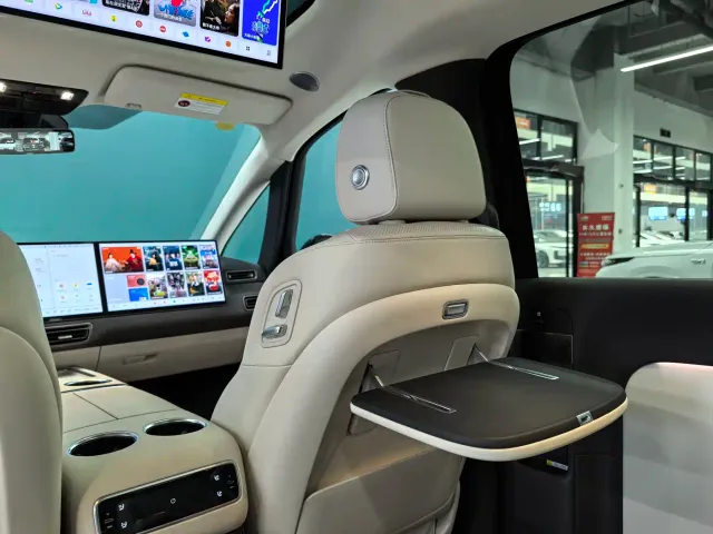 Li Auto MEGA — Фото автомобиля 11
