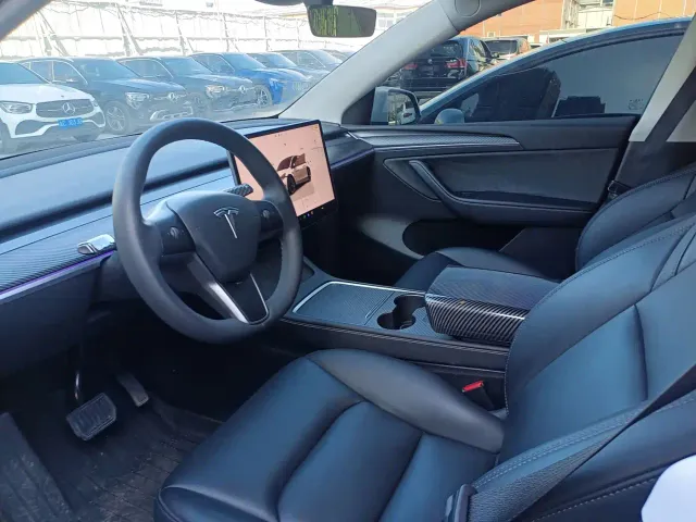 Tesla Model Y — Фото автомобиля 17