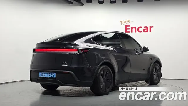 Tesla Model Y — Фото автомобиля 2