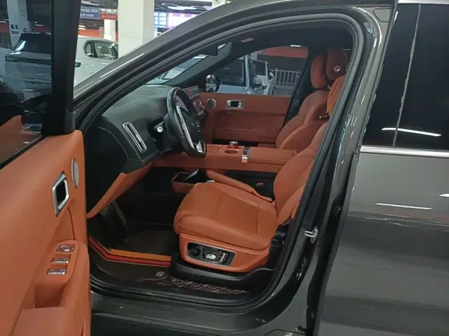 Li Auto L8 — Фото автомобиля 14