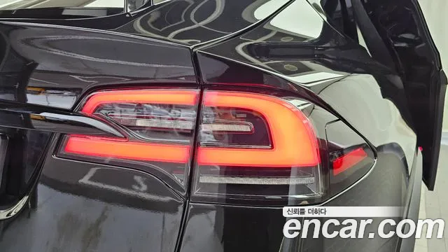 Tesla Model X — Фото автомобиля 8