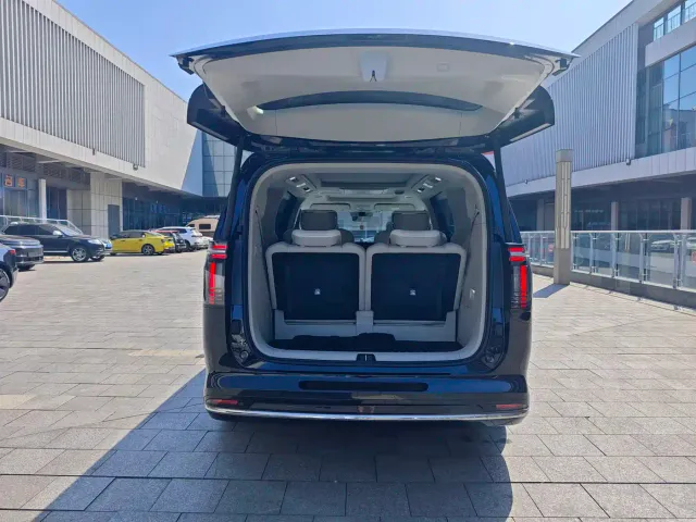 Volvo EM90 — Фото автомобиля 12